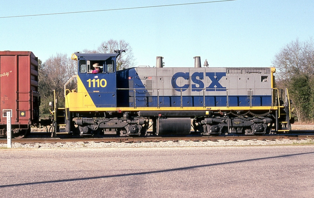 CSX 1110 switching cars